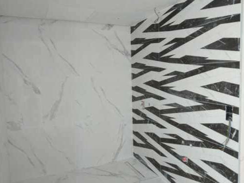 Baño con azulejo listado blanco y negro porcelanico